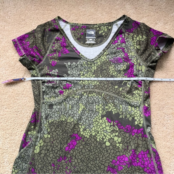 Lot of 2 The North Face Women’s Colorful Print Tee Shirts - M - VGUC - Stretch - Picture 6 of 13